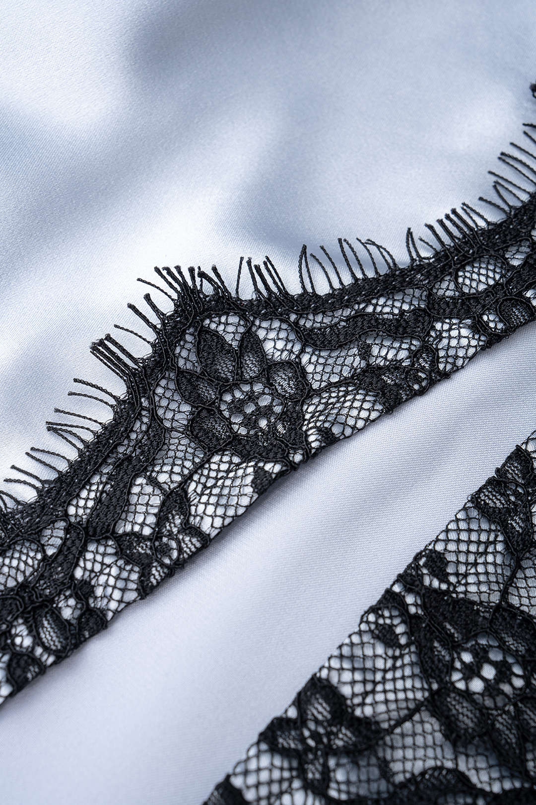 Patchwork satijnen top met kant en V-hals