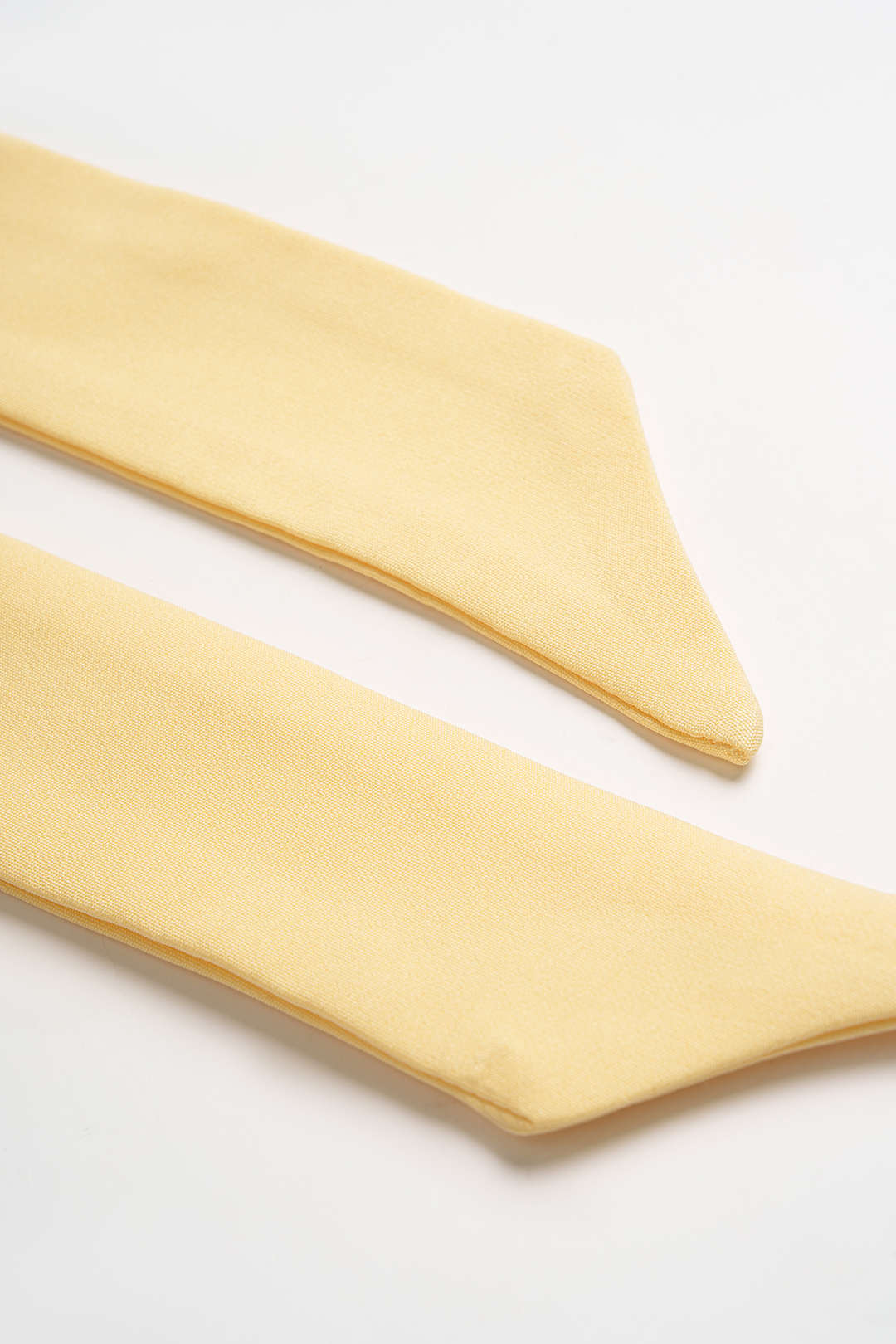 Effen asymmetrische minijurk met blote schouders en strik