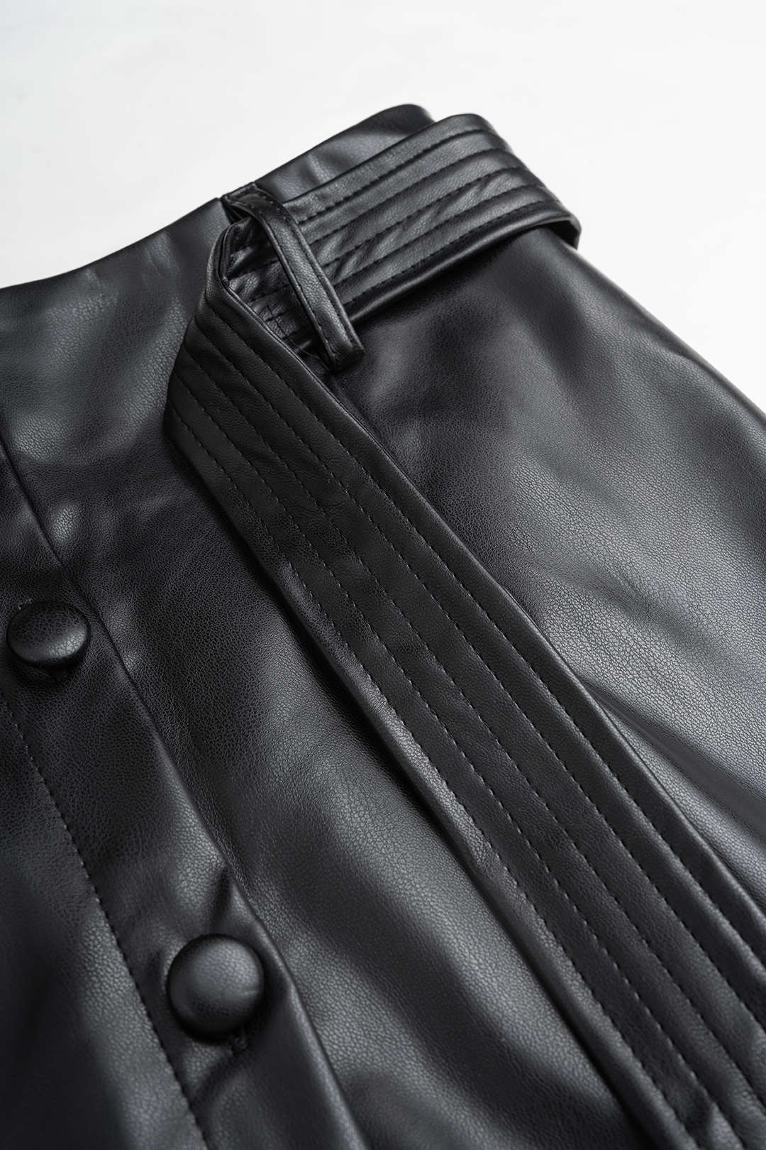 Leren-look rok met riem en split