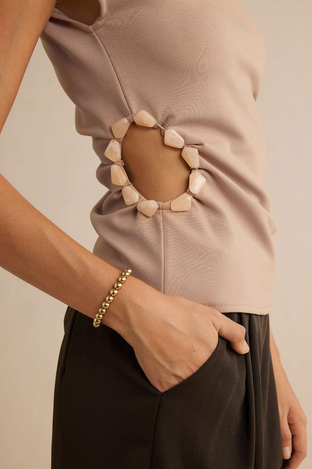 Asymmetrisch T-shirt met ronde hals, kralen en uitsnijding