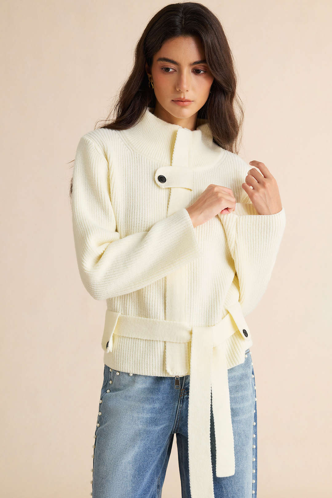 Gebreide top met riem, knoopjes en lange mouwen