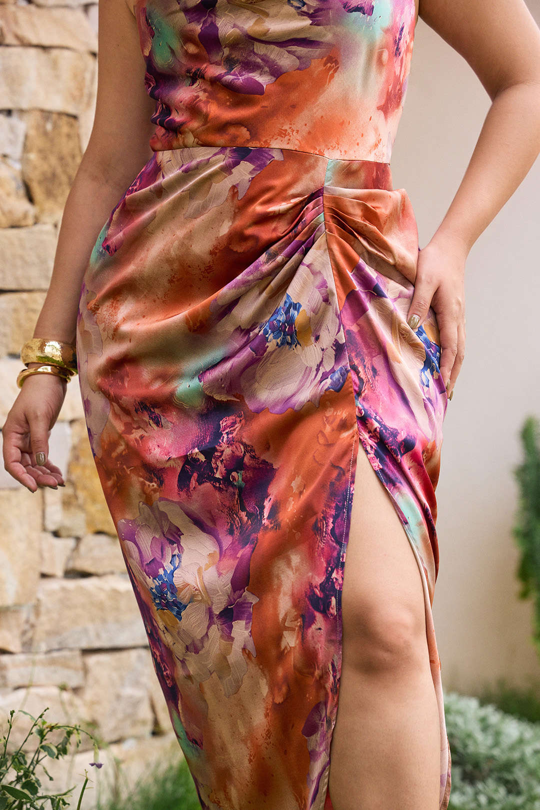 Noa - Bloemenprint satijnen midijurk met drapering en watervalhals