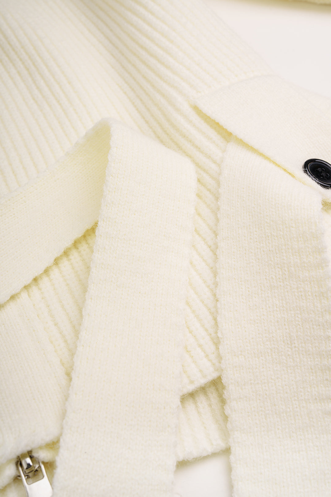 Gebreide top met riem, knoopjes en lange mouwen