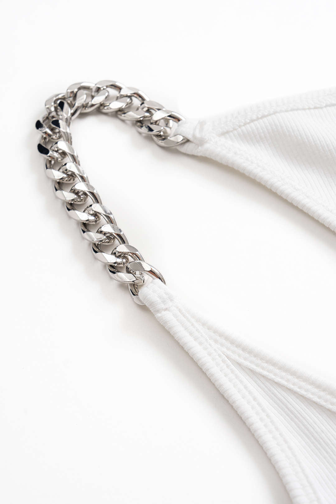 Metallic patchwork minijurk met ruches en kettingdetail