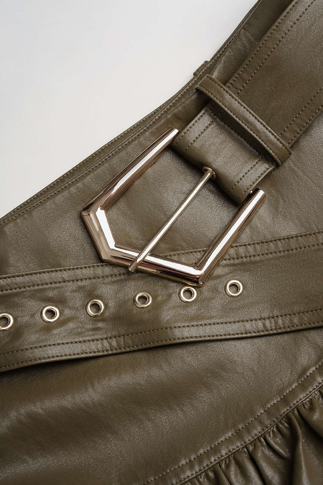 Leren-look metallic minirok met riem en ruches