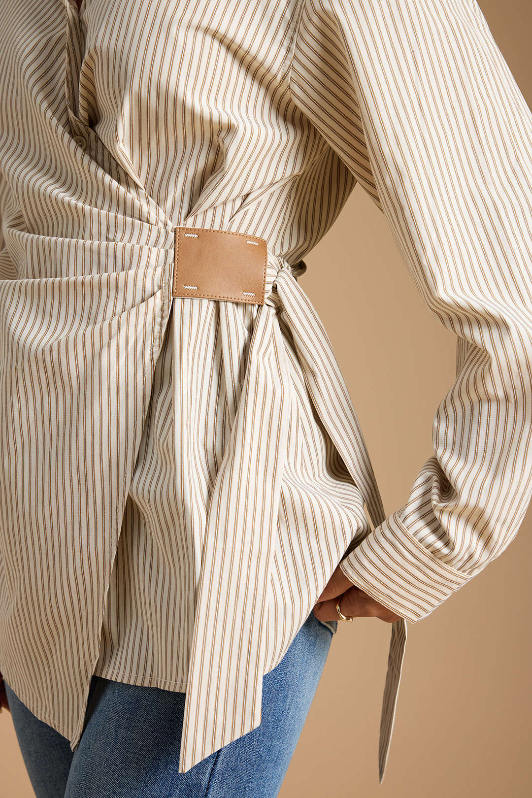 Gestreepte blouse met knoopjes, ruches en lange mouwen