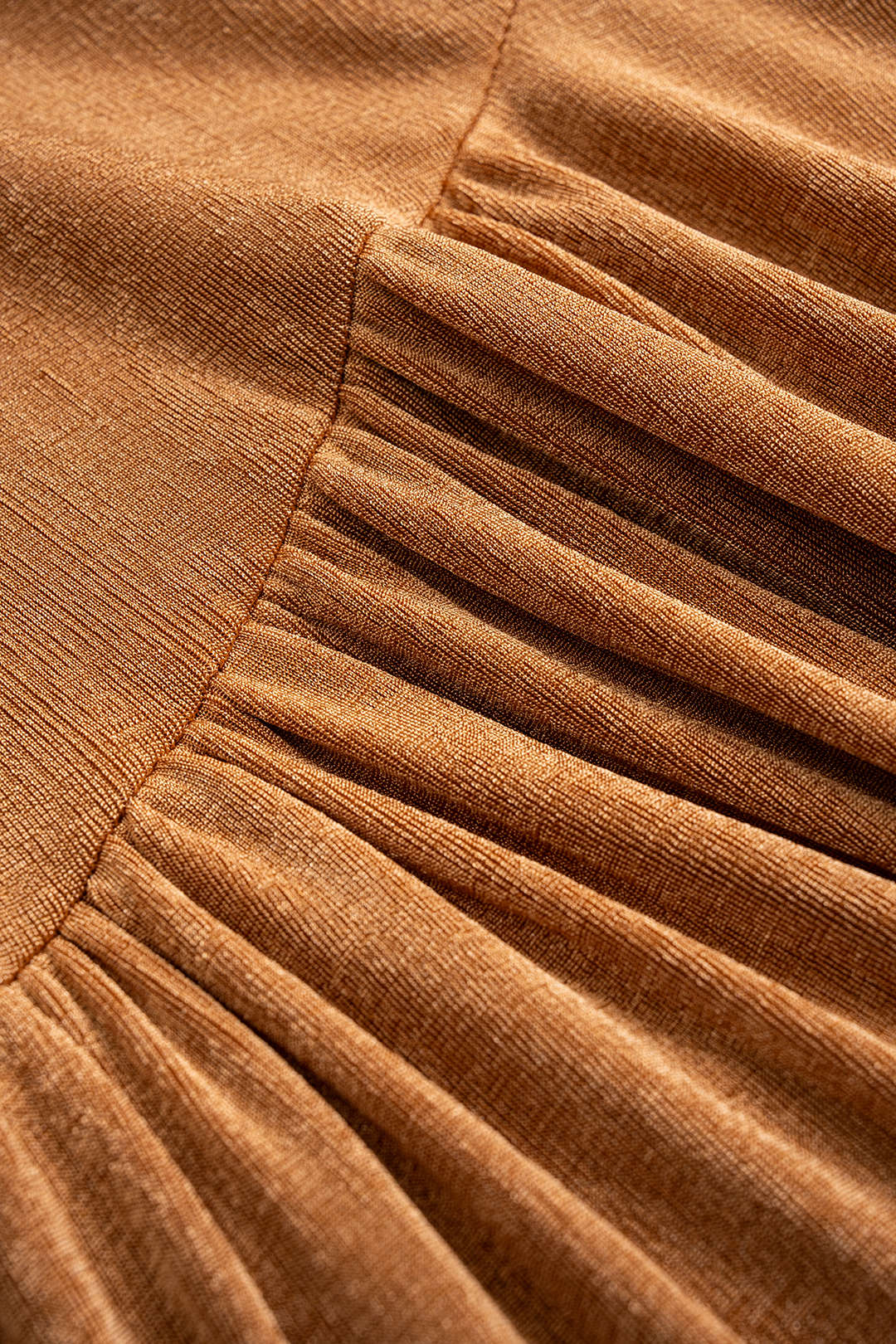 Asymmetrische maxijurk met ruches en lange mouwen