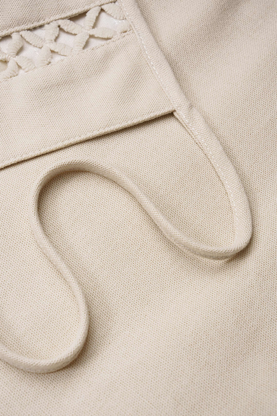 Asymmetrische minirok met kanten rand, uitsnijding en strik
