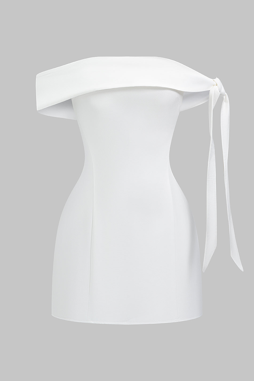 Effen asymmetrische minijurk met blote schouders en strik