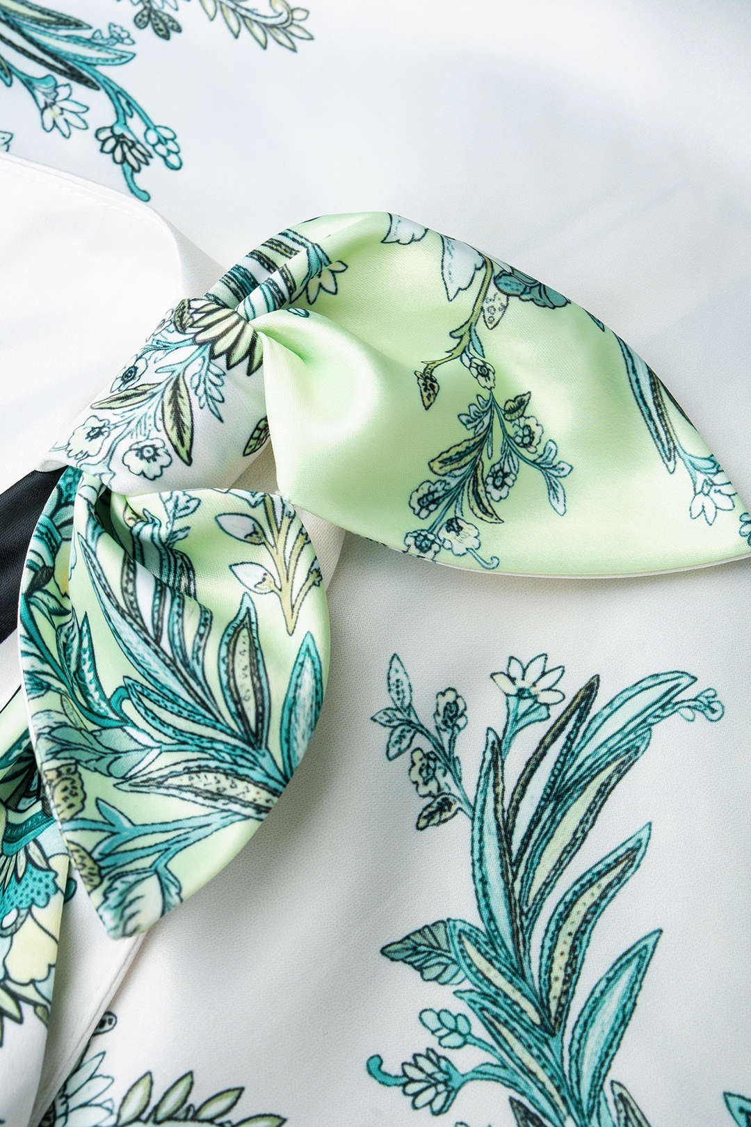 Mouwloze minijurk met strik, gedraaid detail en knoopdetail