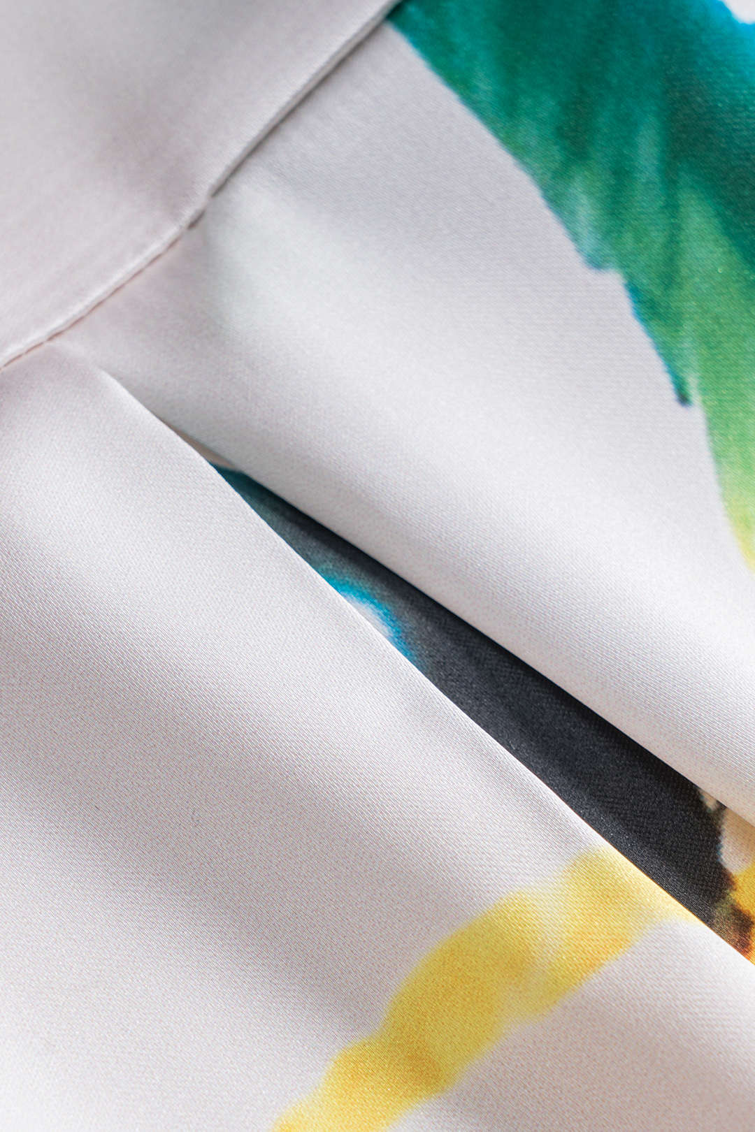 Satijnen blouse met ruches en korte mouwen