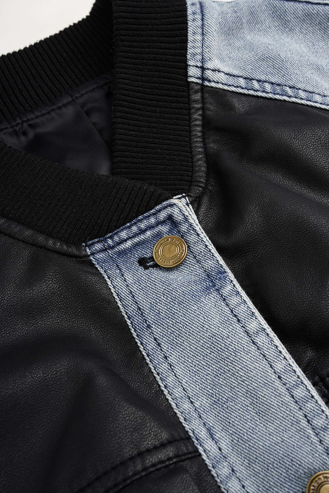 Denim patchwork jasje met rafelrand