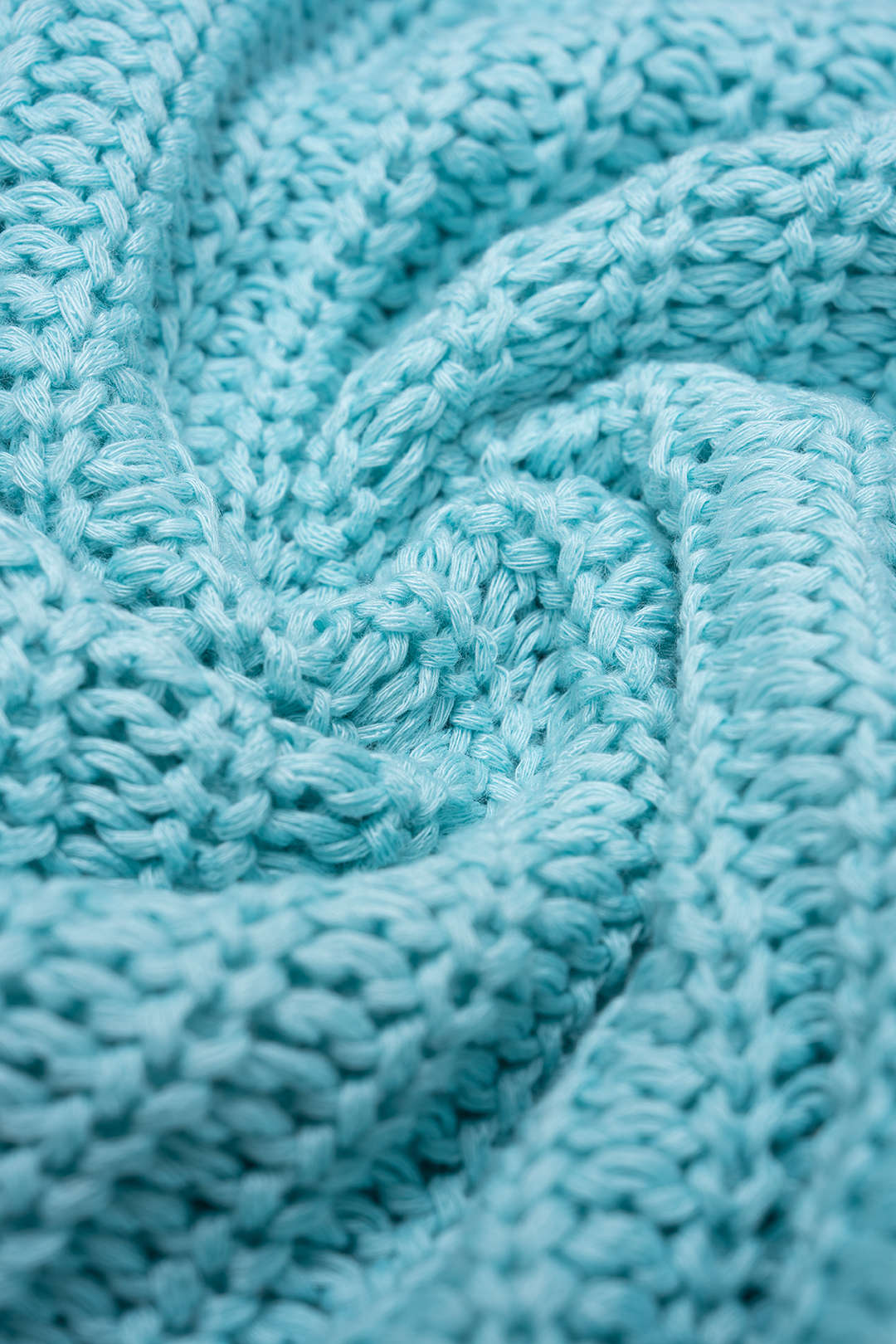 Nina - Gebreide mouwloze midijurk met ronde hals en franjes