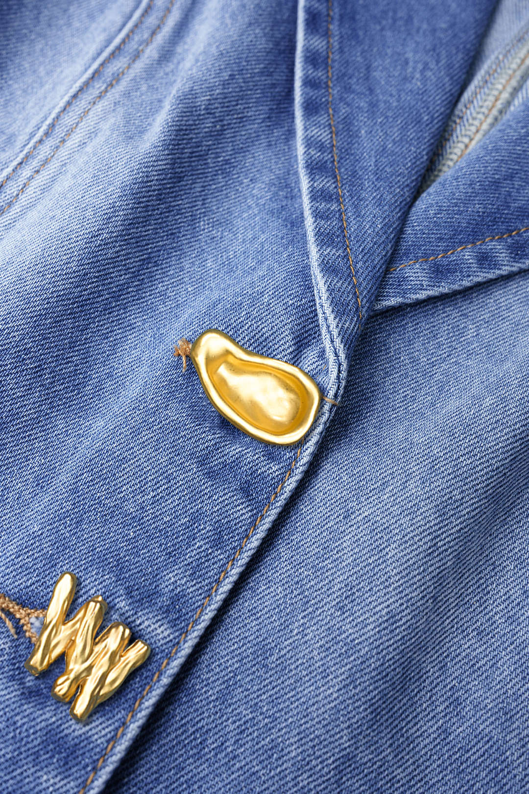 Denim metallic gilet met reverskraag en knoopjes