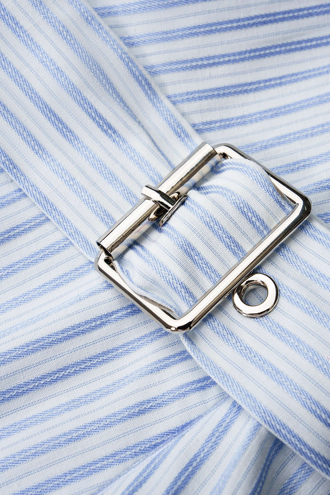 Gestreepte asymmetrische minijurk met revers en knoopjes