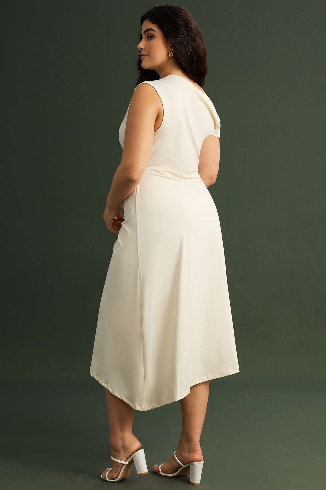 Hailey - Asymmetrische mouwloze midijurk met ruches