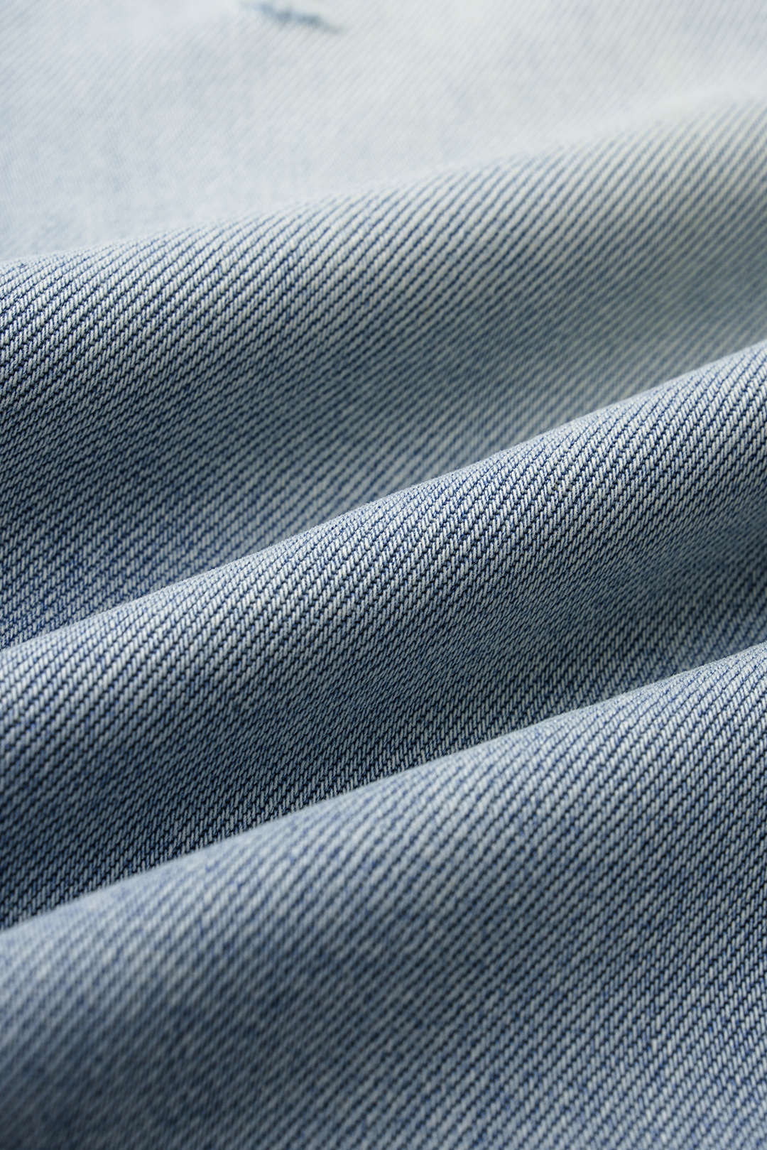 Asymmetrische jeans met hoge taille, riem en wijde pijpen