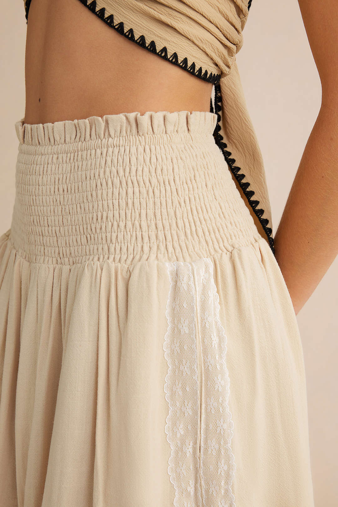 Short met hoge taille, smokwerk en ruches