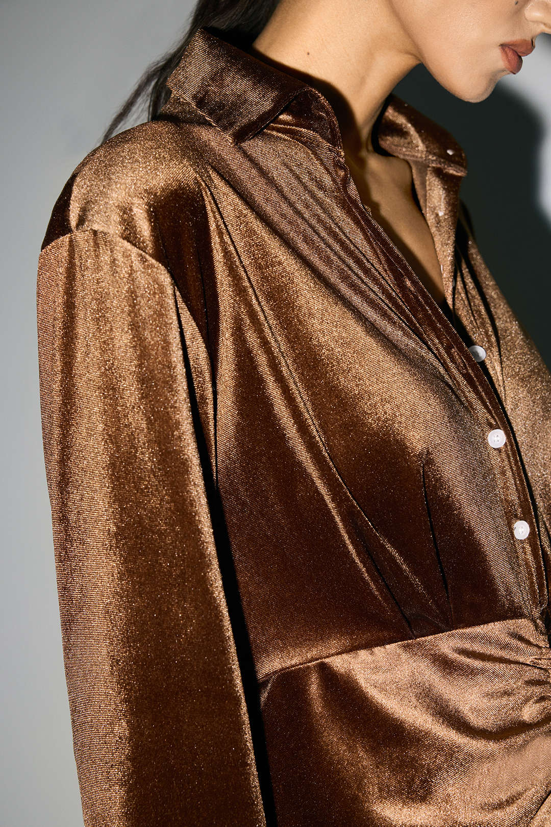 Fluwelen midijurk met ruches, revers en knoopjes