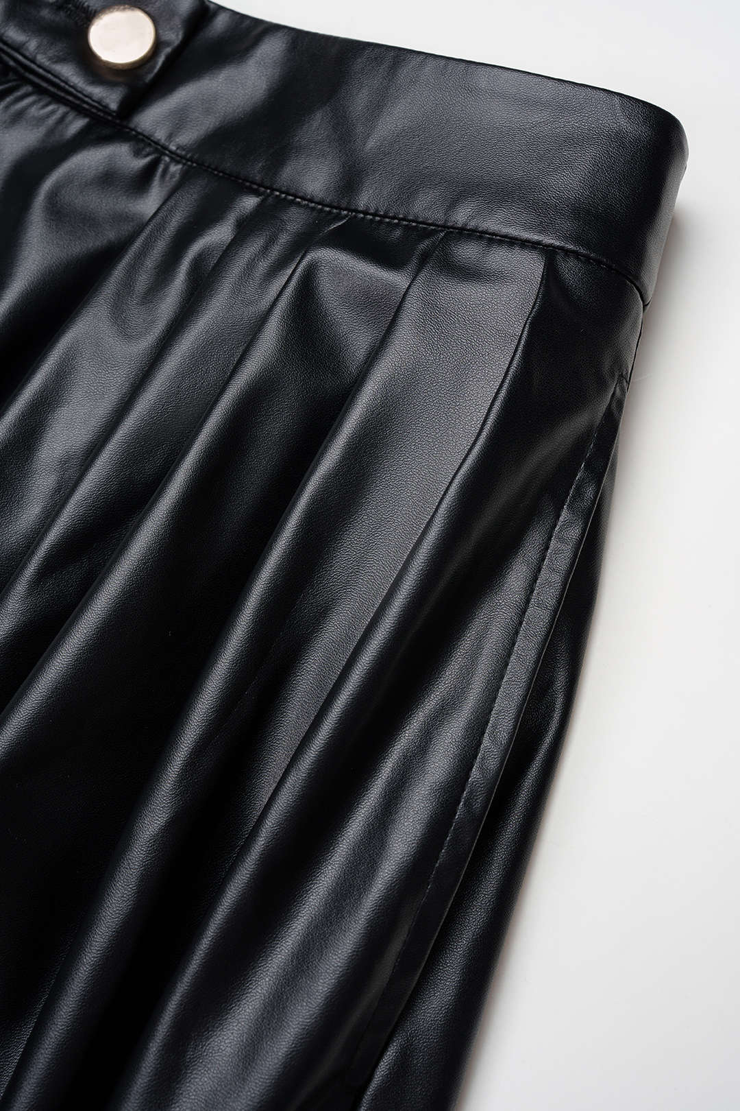 Leren-look broek met knoopjes, ruches en strik