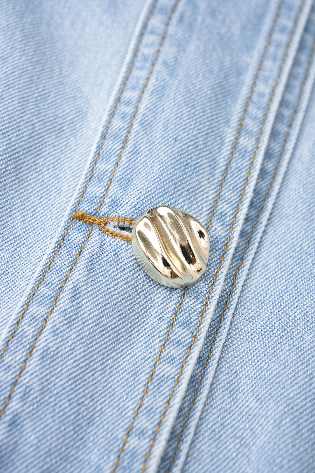 Denim mouwloze minijurk met revers, knoopjes en volants