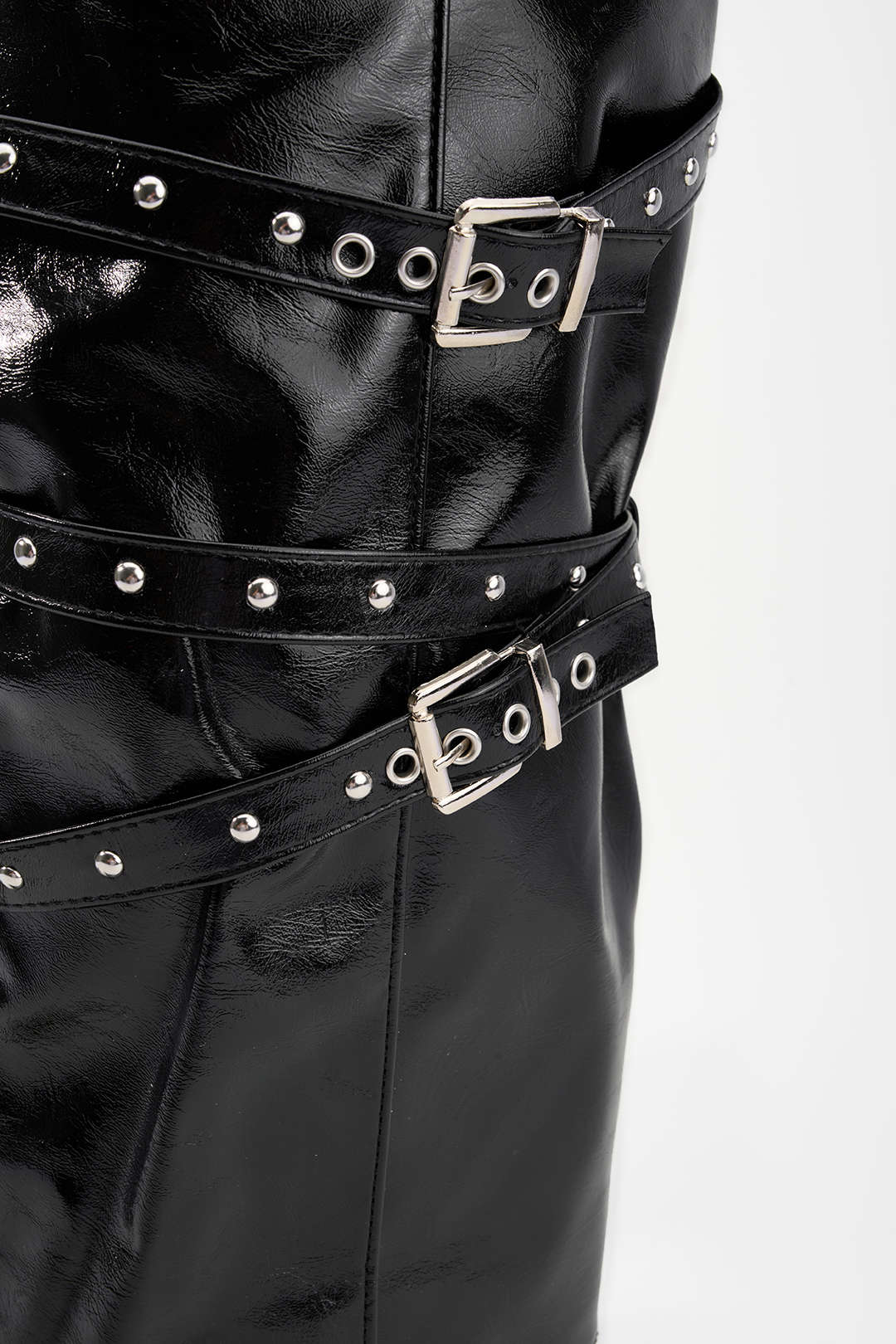 Kniehoge laarzen met spitse neus en studs
