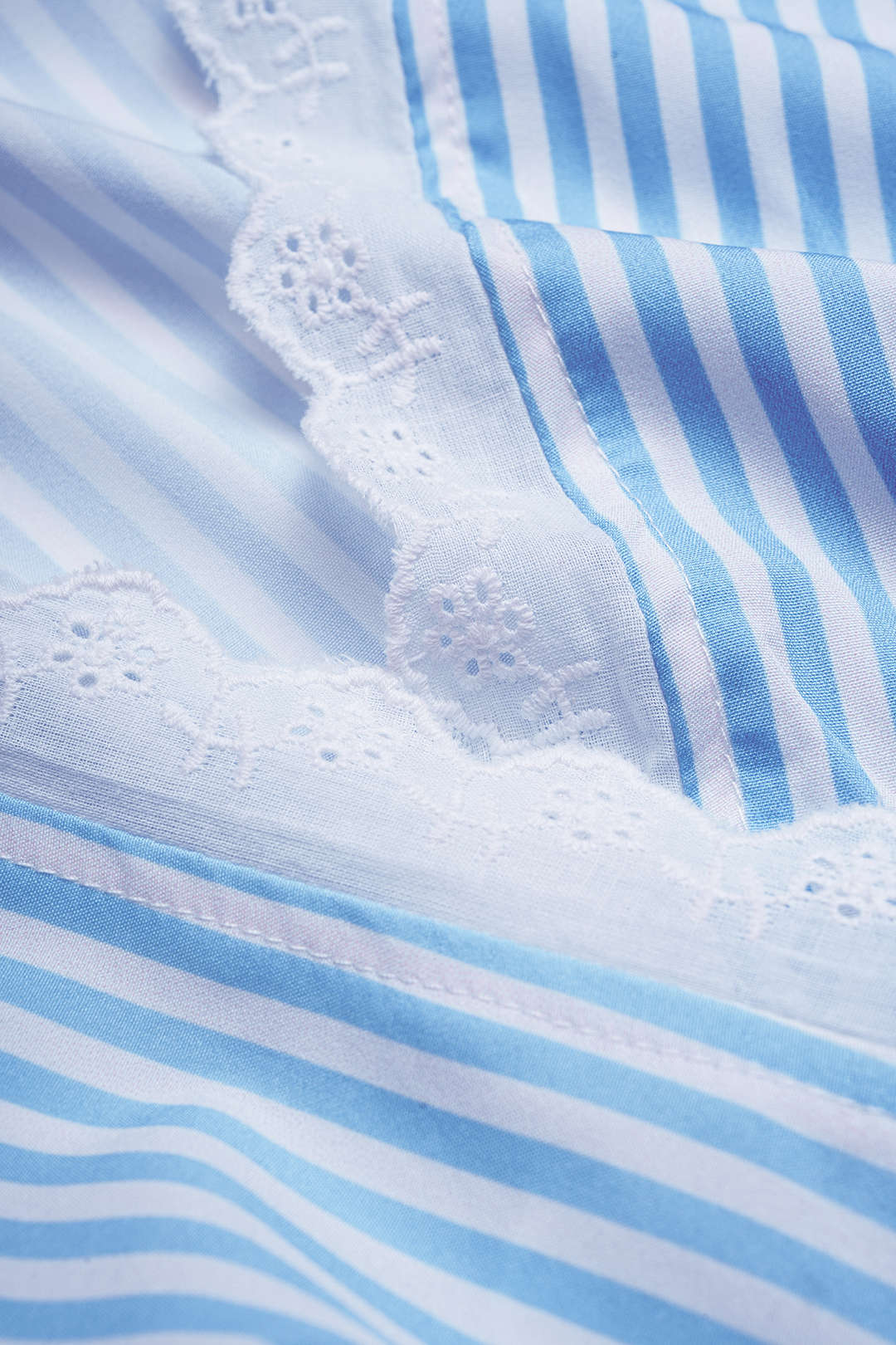 Gestreepte patchwork maxijurk met V-hals en smokwerk