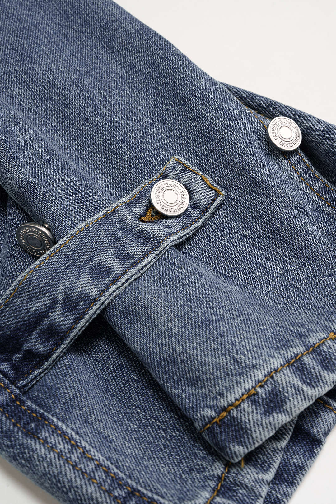 Jeans met revers, knoopjes en lange mouwen