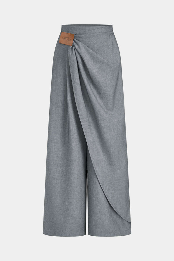 Asymmetrische broek met ruches en wijde pijpen