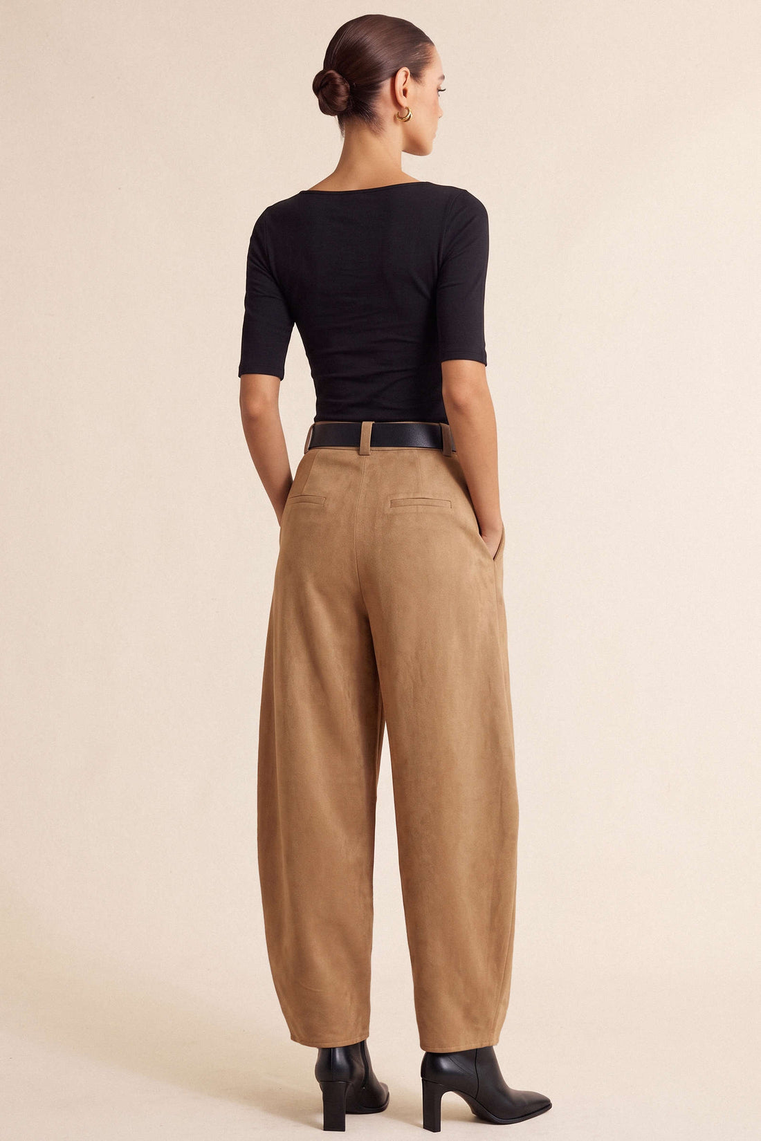 Suède metallic broek met ruches en riem