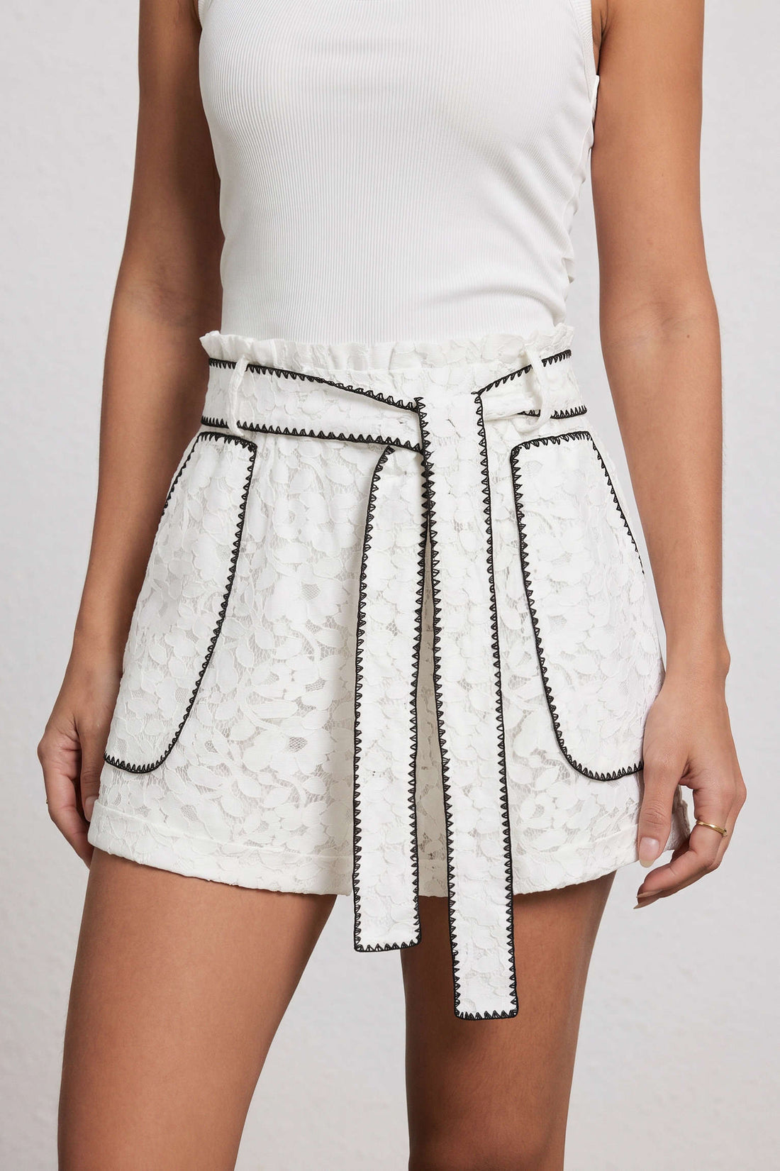 Short met kant, strik en wijde pijpen
