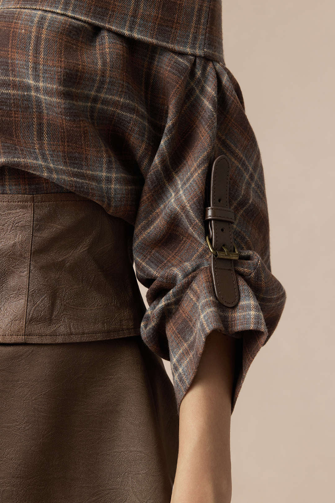 Geruite satijnen blouse met blote schouders en rits