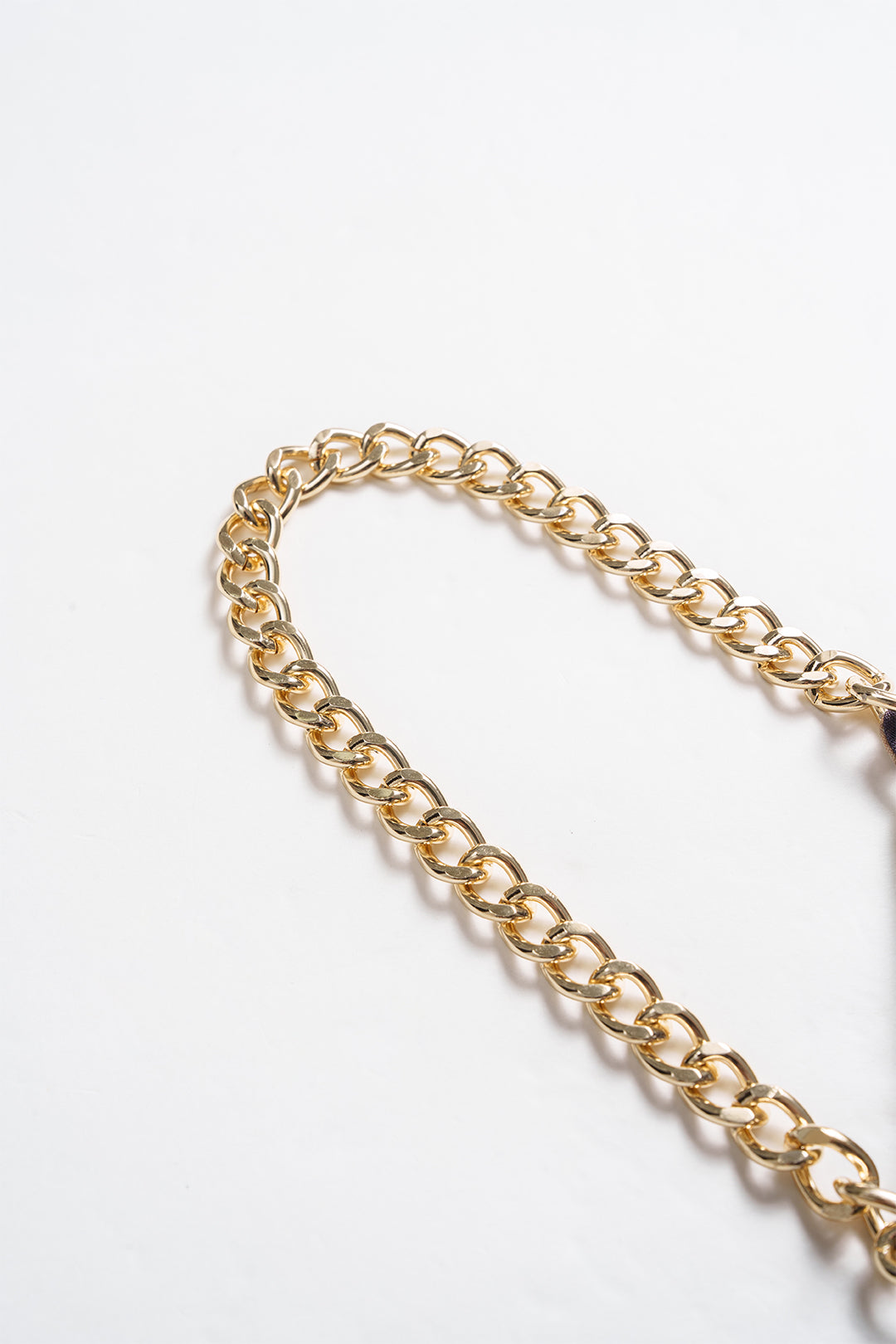 Metallic asymmetrische minijurk met kettingdetail