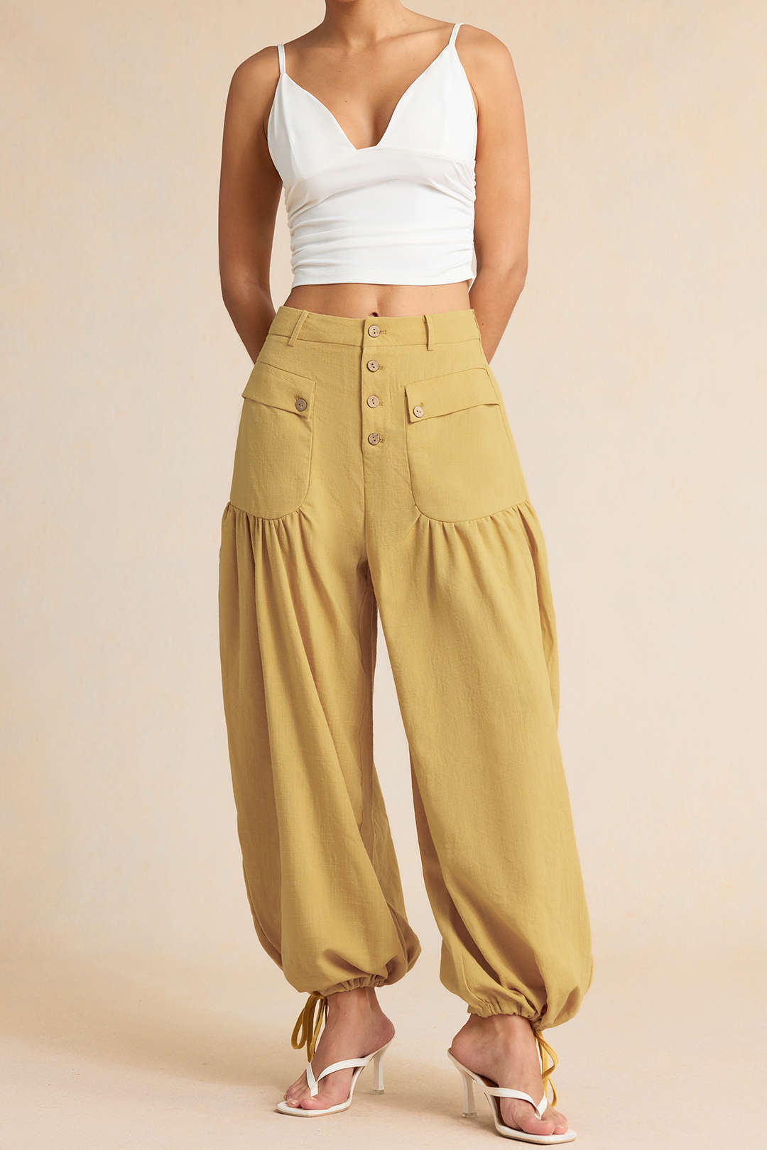 Broek met knoopjes, zakken en strik