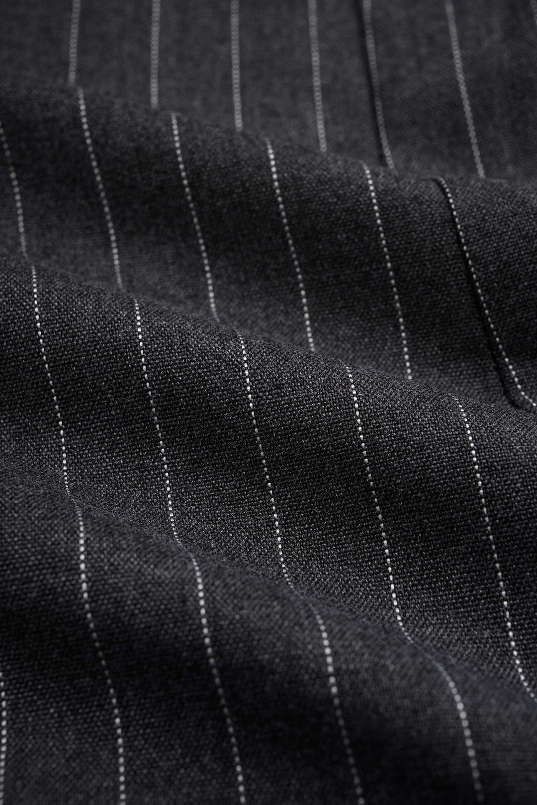 Gestreepte asymmetrische minijurk met ronde hals en ruches