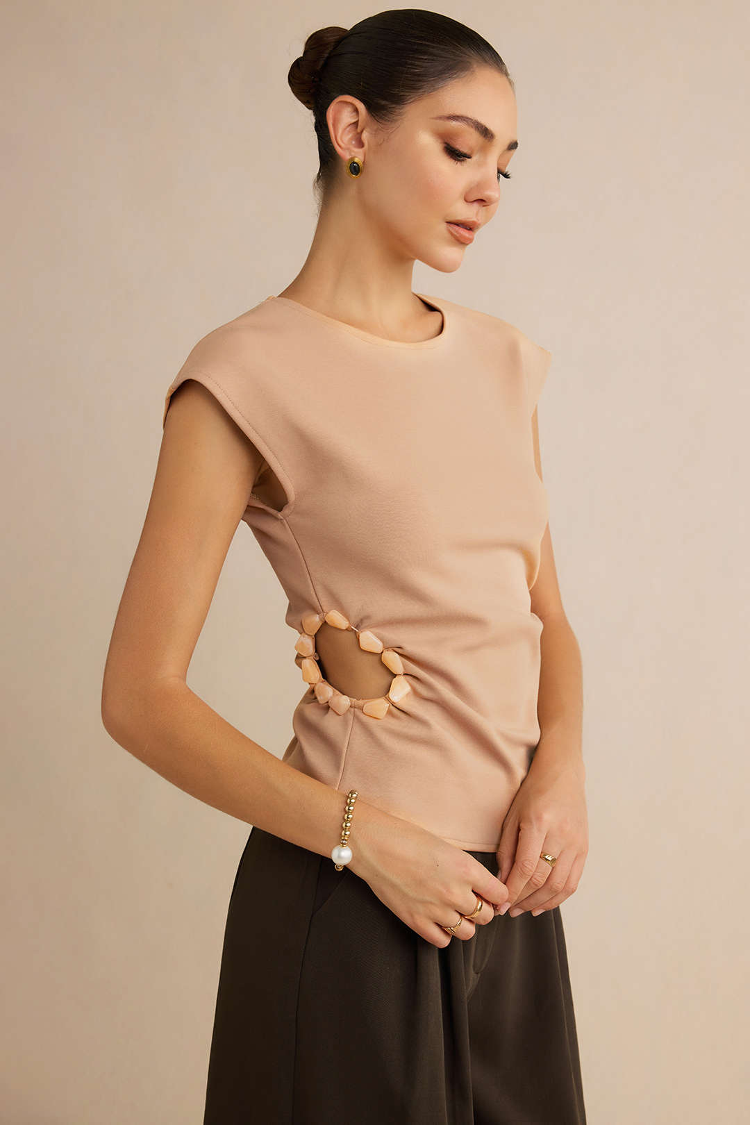 Asymmetrisch T-shirt met ronde hals, kralen en uitsnijding