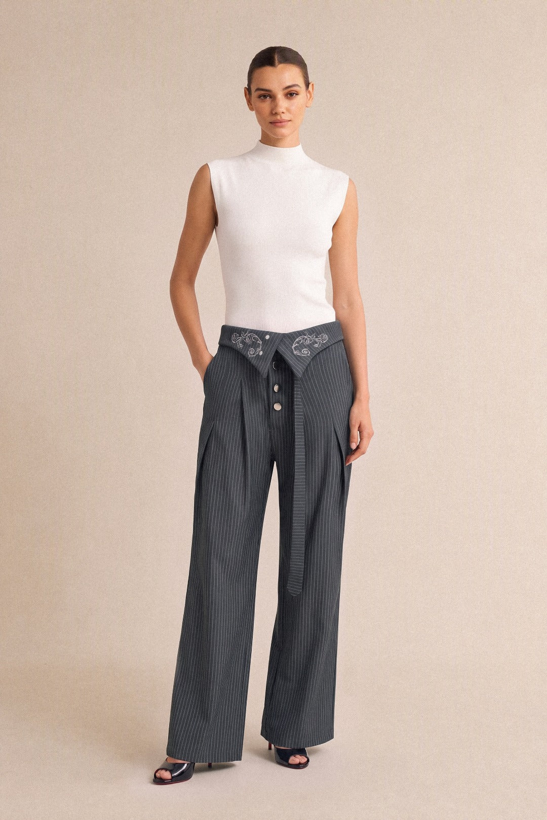 Gestreepte broek met borduursel en hoge taille