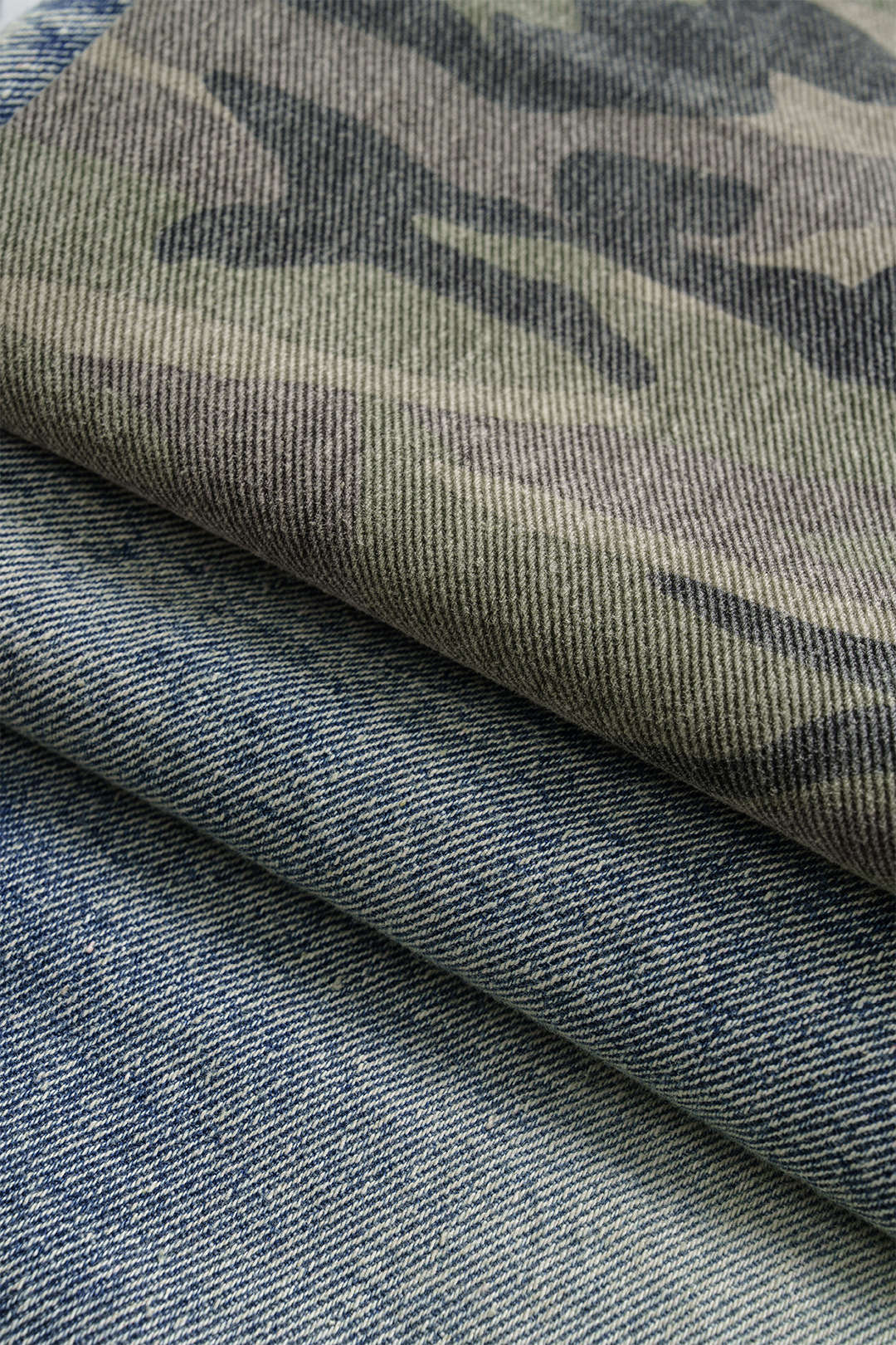 Camouflage jeans met knoopjes en zakken