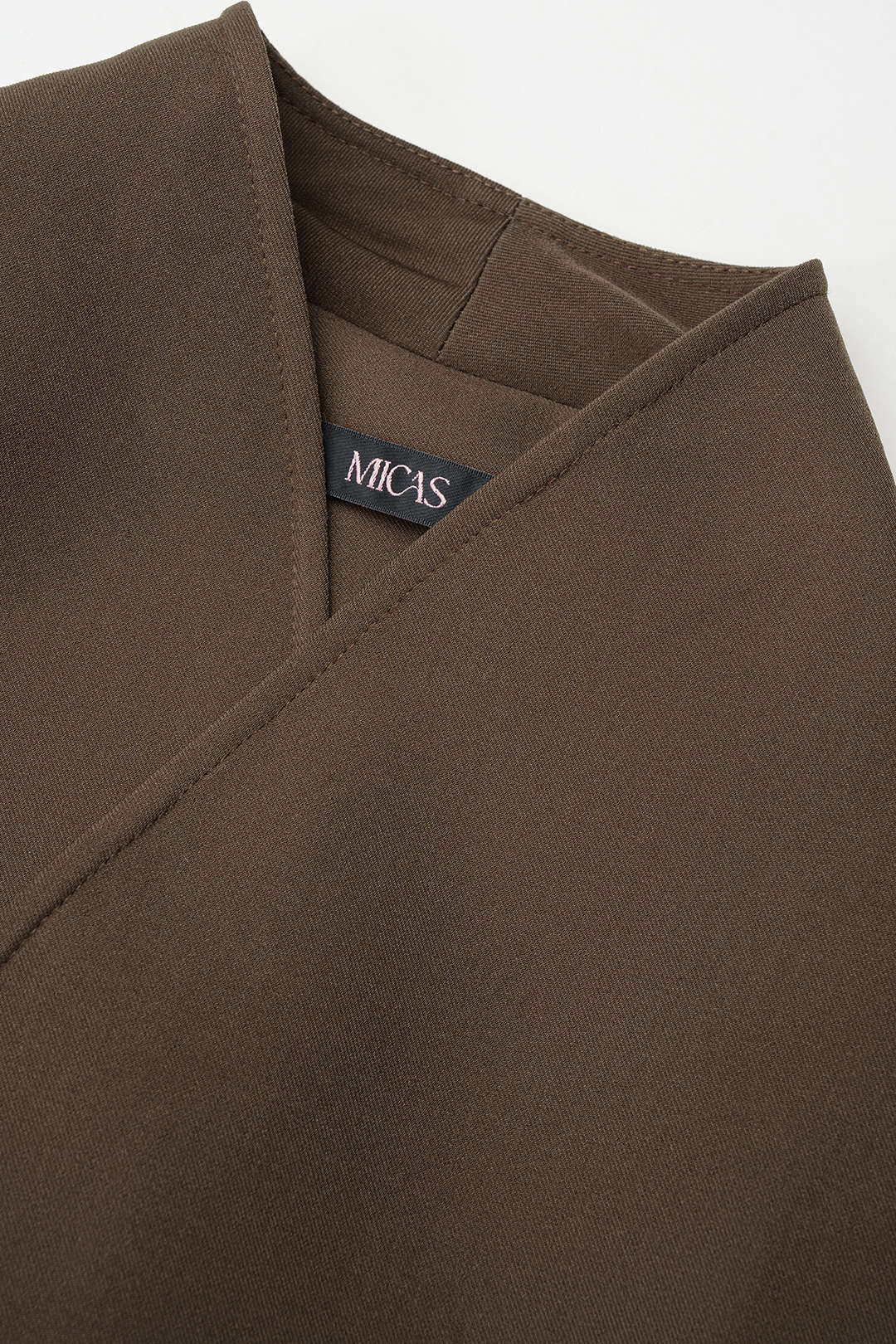 Metallic minijurk met V-hals, riem en lange mouwen