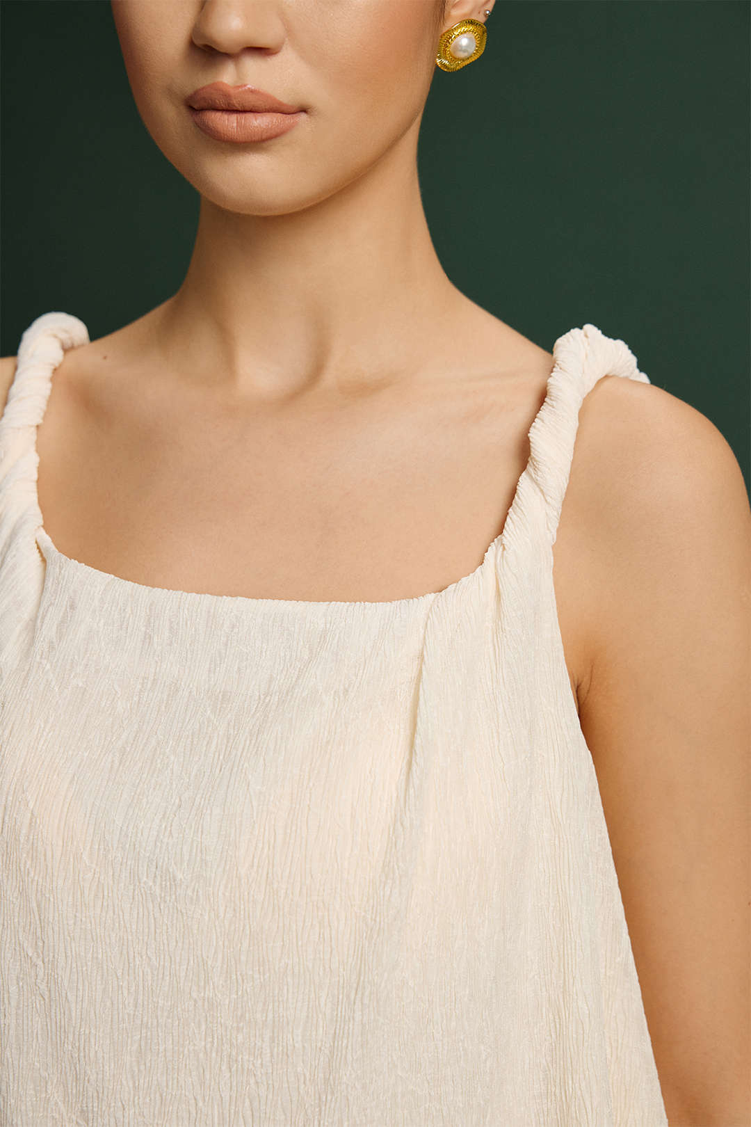Top met gedraaid detail, knoopdetail en asymmetrische zoom