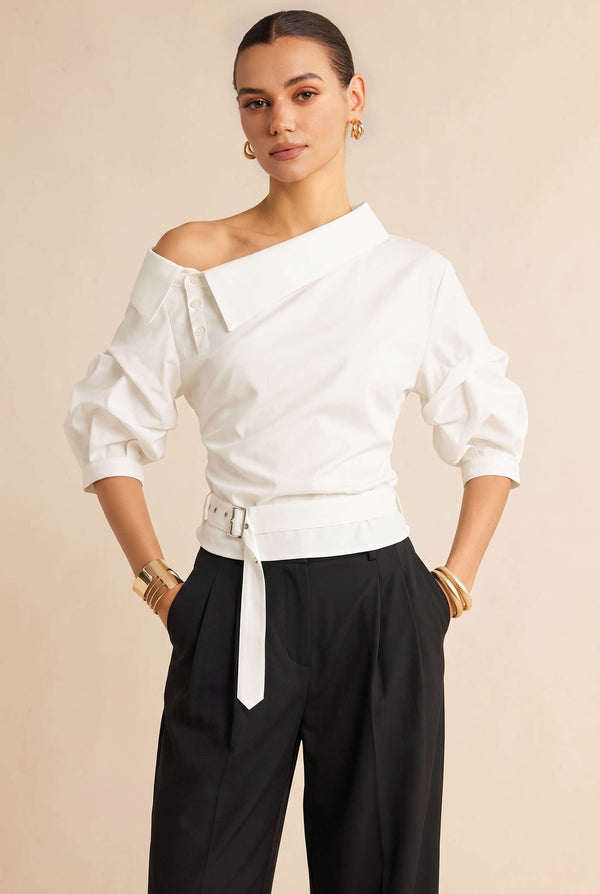 Blouse met één schouder, riem en korte mouwen
