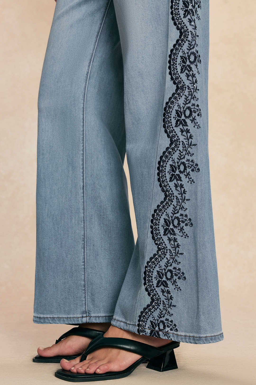 Jeans met borduursel en rechte pijp