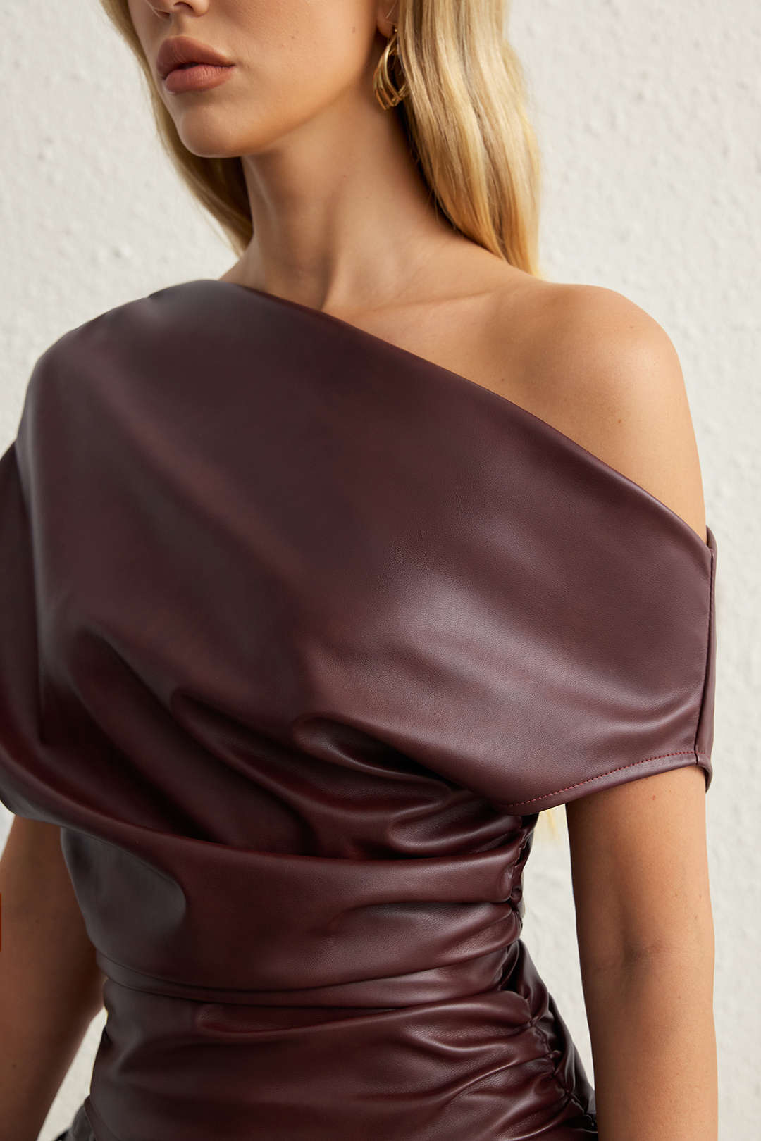 Leren-look asymmetrische minijurk met ruches