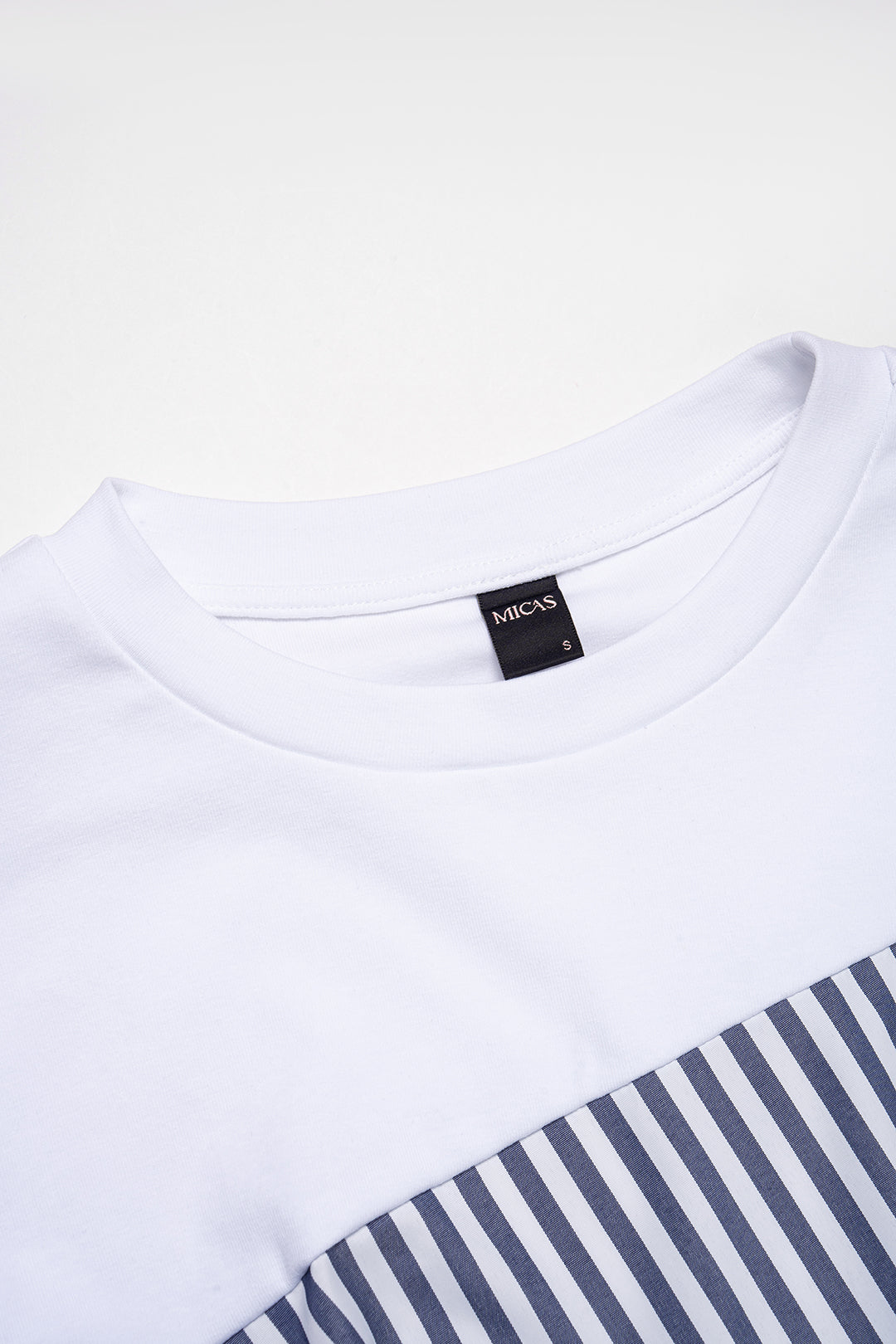 Gestreept asymmetrisch T-shirt met ronde hals en ruches
