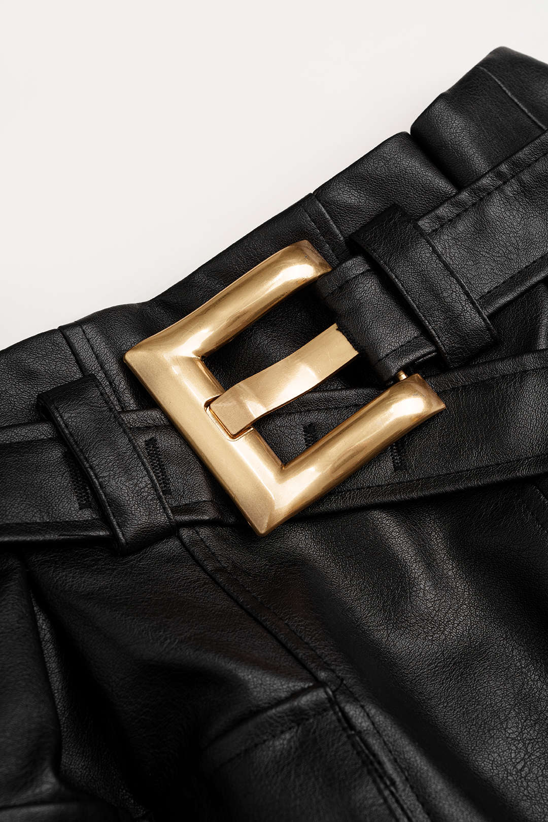 Leren-look metallic minirok met riem