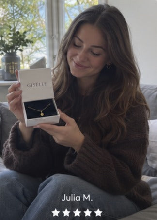 Julia M. met haar ketting