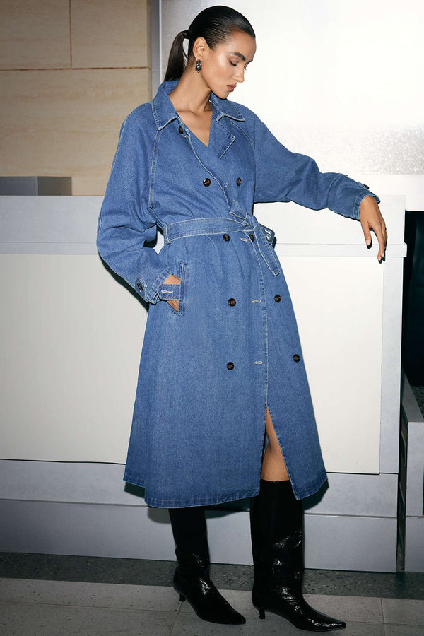 Denim item met dubbele knopenrij en riem