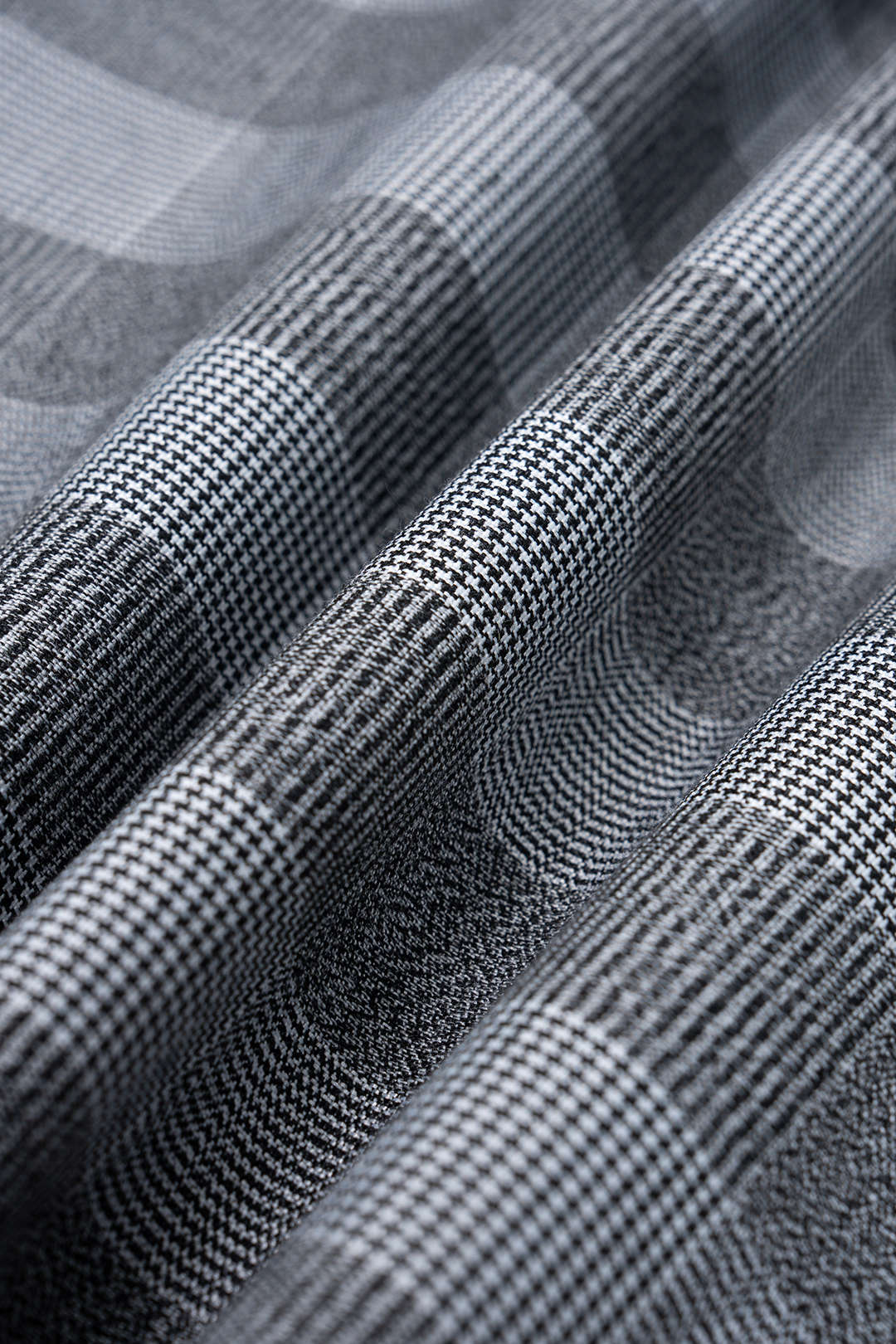 Geruite asymmetrische midijurk met V-hals en knoopdetail