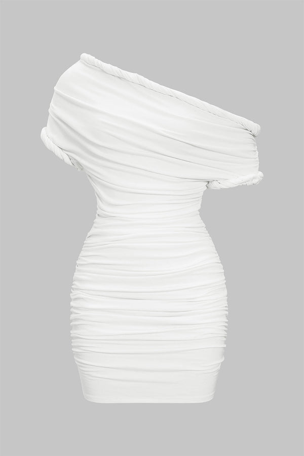 Asymmetrische minijurk met ruches en gedraaid detail