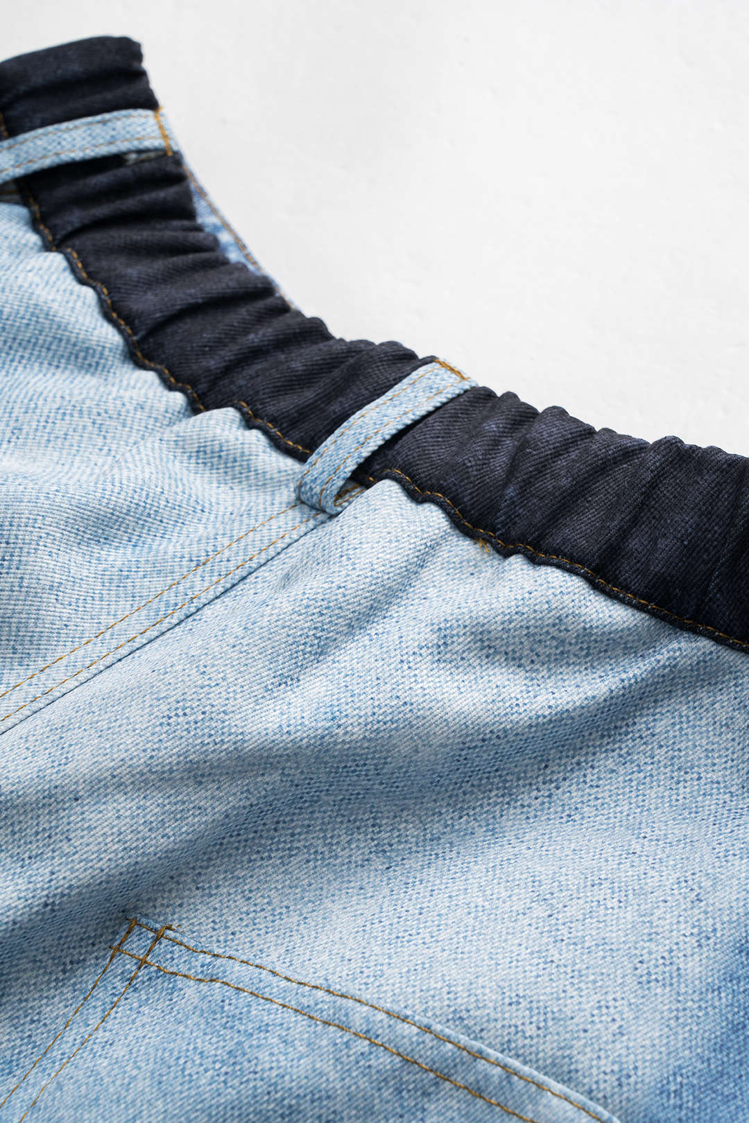 Abstracte print pantalon met knoopjes en zakken
